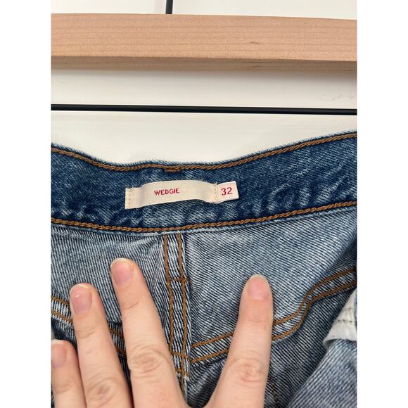 Levi Wedgie Fit  Straight Leg Distressed Ankle Jeans - Picture 2 of 6